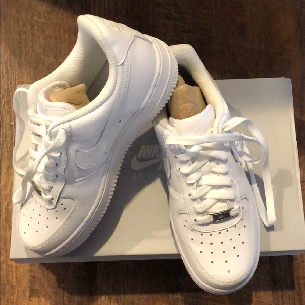 BRAND NEW WOMENS NIKE AIR FORCE 1 size 7